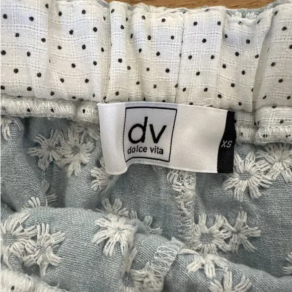 Dolce Vita - Embroidered Daisy Sleevelest Vest Top & Shorts Set in Blue & White